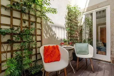 Image de Spacious downtown apartment w Free Parking, private patio, near top sights