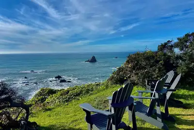 Image de Trinidad Coastal Retreat – Open Living, Panoramic Ocean Views & Stylish Comfort