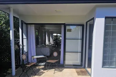 Image de Tucked away is this peaceful garden cottage just a street away from mount beach