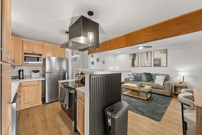 Image de Remodeled Tahoe Condo | Near Skiing | Forest Views