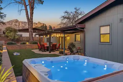 Image de Experience luxury at Sedona Uptown Stroll, a 3-bed, views 90 second walk Uptown!