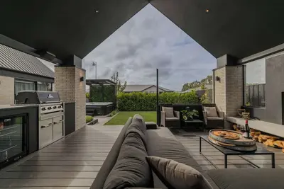 Image de Stylish Home w- Private Spa, Indoor & Outdoor Fire