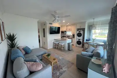 Image de Corner waterfront condo steps to Clearwater beach