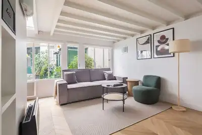 Blueground | Odéon, view, nr Notre-Dame