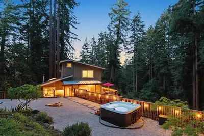 Image de Redwood Oasis - Luxe Santa Cruz Cabin w/ Hot Tub