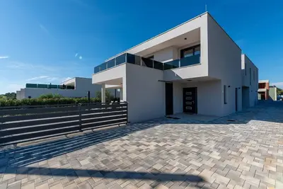 Image de Villa avec piscine privée, pouvant accueillir 8
