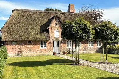 Image de The historic thatched-roof house \"Frieda\" from 1721 offers space for up to