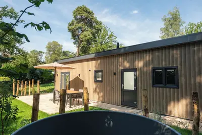 Image de Enjoy a luxurious holiday home for 5 persons in the wooded nature of the Veluwe, complete with modern amenities, air conditioning, and a stylish pergola for optimal comfort. Additionally, you can fully unwind in the delightful private hot tub, perfec