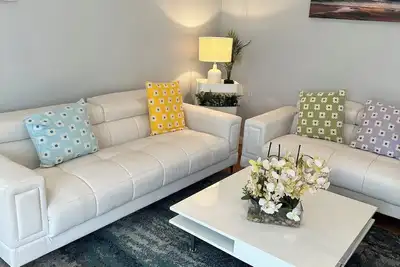 Image de 2-bedroom condo in tranquil Oakland with refreshing Ac