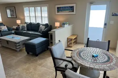 D17 - From Sunrise Coffee to Sunset Strolls