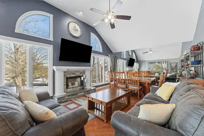 Image de Pointe Royale Townhome | Garage | No-Step Entry