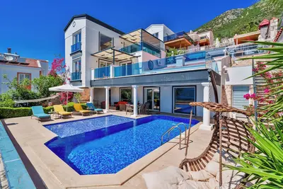 Image de Stunning villa with beautiful garden and sea view