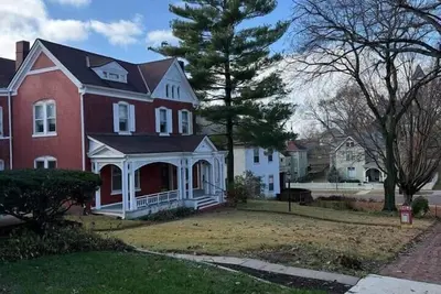 Bricks & Chance Luxury 5 Br home, Near Benedictine