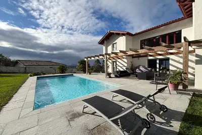 Image de Superbe villa avec piscine chauffée et jardin à 10 min du centre, pour 12 personnes