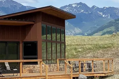 Image de Eagles Wings is a gorgeous 5-bedroom property with incredible mountain views!