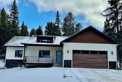 Image de Newly Built, 2 Master Suites on Main Level, Hot Tub, Close to Trails!