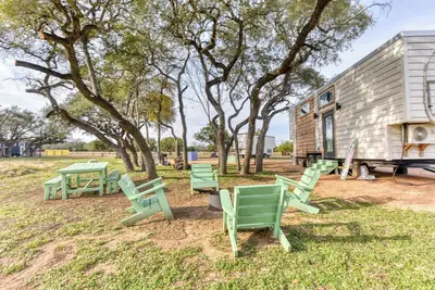 Image de Kauai-Inspired Tiny Home Escape Near Blanco | Fire Pit & Tropical Vibes