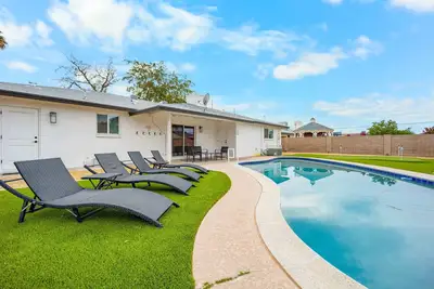 Image de Private Pool & Putting Green|Backyard Desert Views