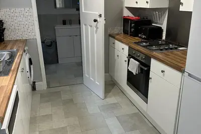 Image de 3 Bed Chill-Maison-Salle de bain privée-en Ville-Vue sur Rue