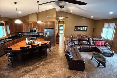 Image de Elevated Luxury 4-bedroom cabin in Devils Lake with Fishing Access