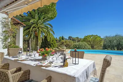 Image de Belle maison de vacances avec vue sur le vieux village de Mougins…