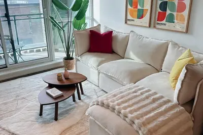 Image de Cozy Condo perfect for couples or family in the heart of Leslieville Toronto!