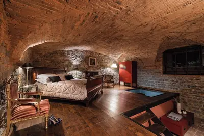 Image de Loft avec voûtes en pierre dans la villa historique