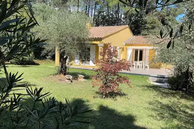 Image de Les Brugiéres, au calme et en lisière des bois.