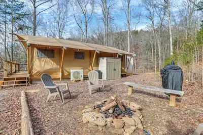 Image de 16 Mi to Lookout Mtn: Glamping Tent w/ Hot Tub