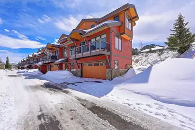 Image de Beautiful end unit townhome in Treehouse