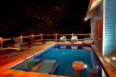 Image de Beautiful West Bay Beach large 4 br with pool.