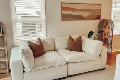 Image de Walk to Stadium, King Bed, Creekside Cottage