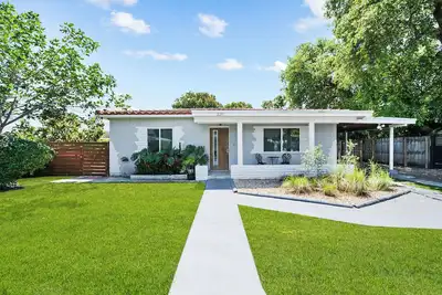 Image de Spacious 4br House in w/ Hot Tub, Mini Golf, Gym, Outdoor Dining + Free Parking