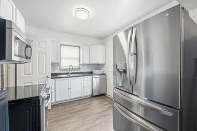 Image de A charming two-bedroom residence featuring Ac in the dynamic city of Detroit.