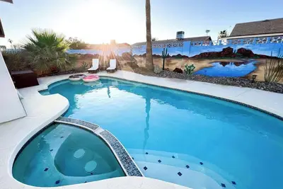 Image de Huge Backyard Private Yard Heated Pool