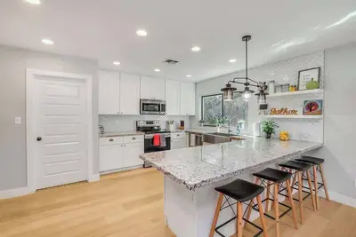 Image de Exclusive 4br oasis: pool, hot tub, Bbq