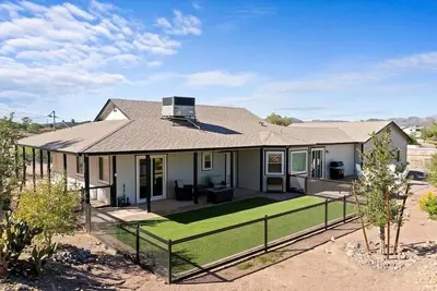 Image de Desert Escape with Mountain Views and Fire Pit