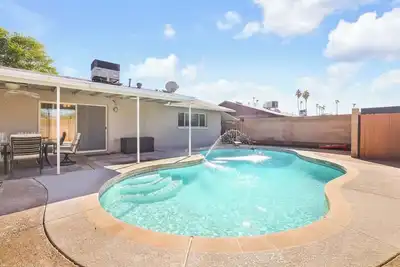 Image de Tempe Oasis with Pool Putting Green Fire Pit