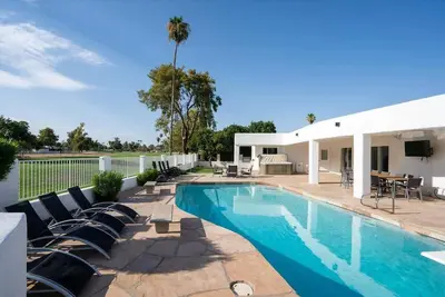 Image de Exclusive Golf Retreat: Pool, Spa, Sleeps 18