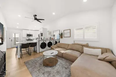 Image de @ Marbella Lane - Cityside Haven w/ Touch of Charm