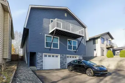 Image de Spacious Home • Hot Tub • Sleeps 16 • Near Airport