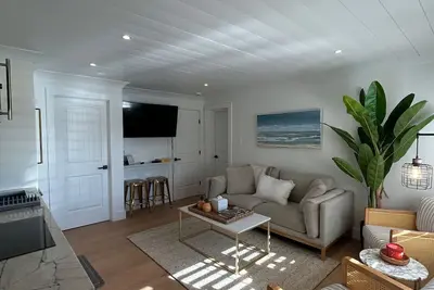 Image de 2-bedroom condo in Avalon beach block within Merrimac Condominium complex