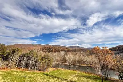 Image de Chalet Blanc~New Riverfront chalet~spectacular mountain & river views