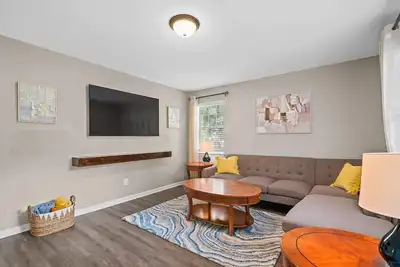 Image de Modern Charlotte Stay | Pet Friendly + Fenced