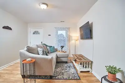 Image de Comfy Peaceful Cottage in Historic Downtown Apex! !