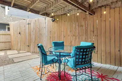 Image de 3 Mi to Dtwn Austin! Sleek Apt w/ Private Patio