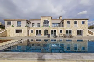 Image de Maison de vacances privée avec piscine privée, Wifi, climatisation, bain à remous, Tv, terrasse