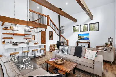 Image de Hot Tub, Firepit, + Wraparound Deck in the Pines