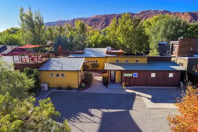 Image de New Listing! The Wingate Flat | Downtown Basecamp