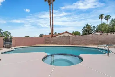 Image de Luxuriously furnished  modern 4 bdrm mansion in quiet Henderson